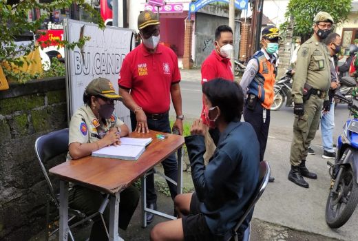 Satpol PP Denpasar Bali Beri Hukum Unik Pelajar Pelanggar Prokes - GenPI.co BALI