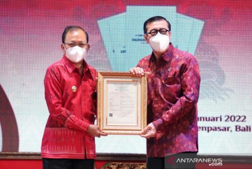 Menkumham Beri Sertifikat KI ke Gubernur Bali Koster, Kenapa? - GenPI.co BALI