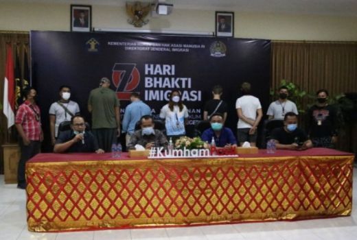 Turis Asing Pengeroyok di Bali yang Viral Segera Dideportasi - GenPI.co BALI