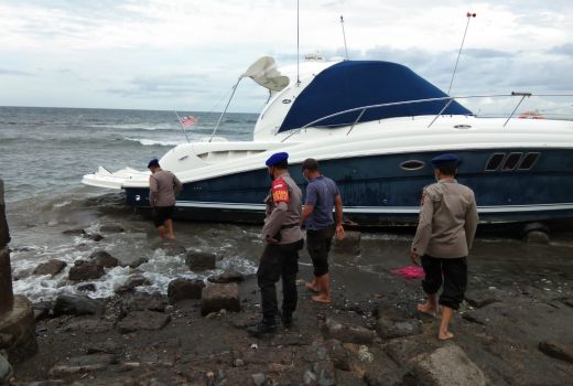 Kapal Yacht Misterius Bendera Malaysia Terombang Ambing di Bali - GenPI.co BALI
