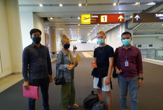 Pelanggaran Fatal, 2 Bule Rusia Diusir Imigrasi Denpasar Bali - GenPI.co BALI