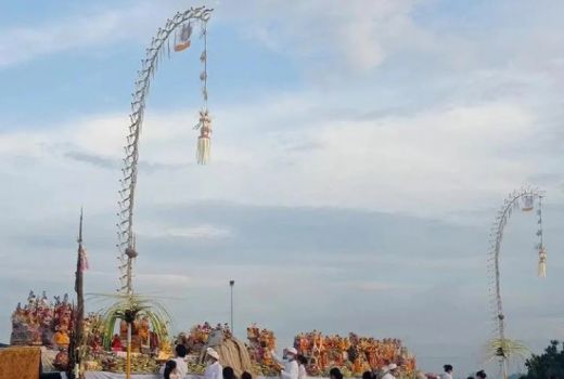 Hindu Bali Ramai Melasti Jelang Nyepi, 5 Pantai yang Dipadati - GenPI.co BALI