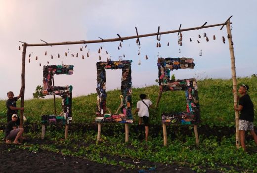 Kreatifitas Pemuda di Tabanan Bikin Seni dari Sampah di Pantai - GenPI.co BALI