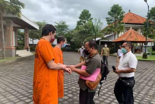 Gasak Harta Rp5,8 M, 2 Bule Pencuri Vila Bali Divonis 12 Tahun - GenPI.co BALI