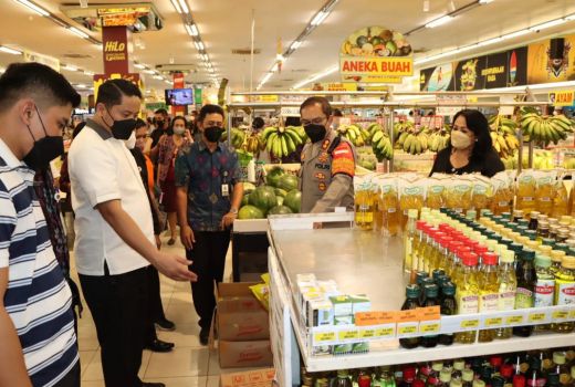Ibu-ibu Bali Lega, Polresta Denpasar Cek Stok Minyak Goreng - GenPI.co BALI