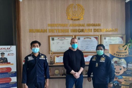 Narkoba dan Senjata Berbahaya, Bule Prancis Diusir Imigrasi Bali - GenPI.co BALI