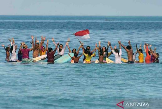Bukan Bikini, Ibu-ibu di Bali Surfing Pakai Kebaya, Jadinya? - GenPI.co BALI