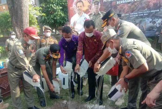 Pemprov Bali Hukum Produsen Usai Musnahkan 485 Liter Arak Gula - GenPI.co BALI