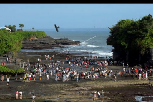 Wow! Pariwisata Tanah Lot Tabanan Bali Ramai Wisatawan - GenPI.co BALI