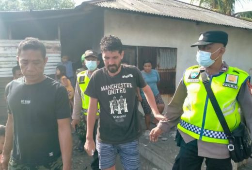 Jatuh dari Kapal, Hidup di Rumpon, Imigrasi Bali Periksa Bule Ini - GenPI.co BALI