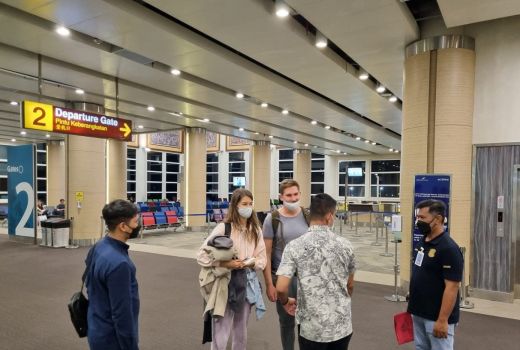 Bersimpuh, Cewek Bule Bugil Viral di Pohon Resmi Diusir dari Bali - GenPI.co BALI