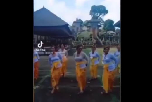 Joget India Viral di Pura Samuan Tiga Bali, Ibu-ibu Lakukan Ini - GenPI.co BALI