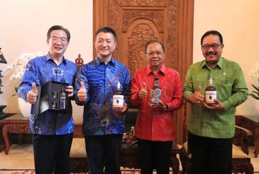Wow! Minum Bareng Koster, Dubes Ceko dan China: Arak Bali Enak - GenPI.co BALI