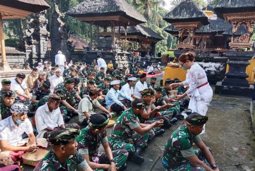 Pangdam Udayana Mayjen Sonny Ritual di Tampaksiring Bali, Kenapa? - GenPI.co BALI