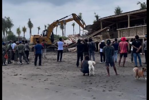 Masalah Izin, Puluhan Warung Pantai Berawa Bali Digusur Satpol PP - GenPI.co BALI
