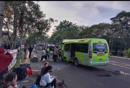 Jalur Setan Jembrana Bali Makan Korban, Mobil Travel Tabrak Truk - GenPI.co BALI