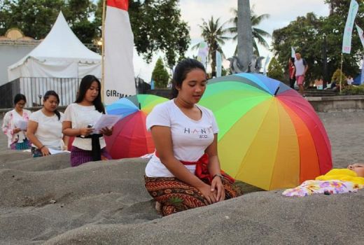 Nikmatnya Sensasi Pijat Pasir di Pantai Giri Emas Buleleng Bali - GenPI.co BALI