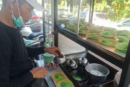 Kue Ape Makanan Kesukaan Ibu-ibu Denpasar Bali, Omzet Jutaan - GenPI.co BALI