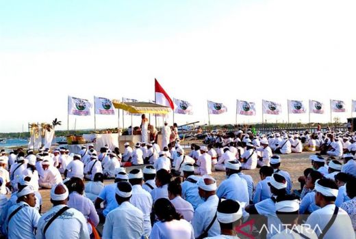 Merinding! Ini Aksi Penolakan Warga Intaran terhadap Terminal LNG - GenPI.co BALI