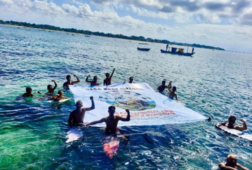 Wow! Ini Aksi Peselancar Bali Tolak Lokasi Terminal LNG di Sanur - GenPI.co BALI