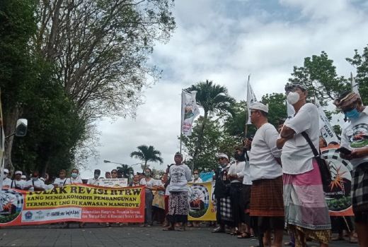Warga Intaran Geruduk Kantor Gubernur Bali Koster, Tuntutannya? - GenPI.co BALI