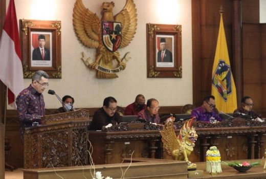 Efek Terminal LNG, Gubernur Koster Dapat Pesan Menohok DPRD Bali - GenPI.co BALI