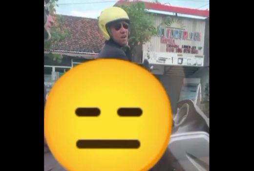 Viral! Video Bule Kencing saat Lampu Merah di Bali, Aksi Polisi? - GenPI.co BALI
