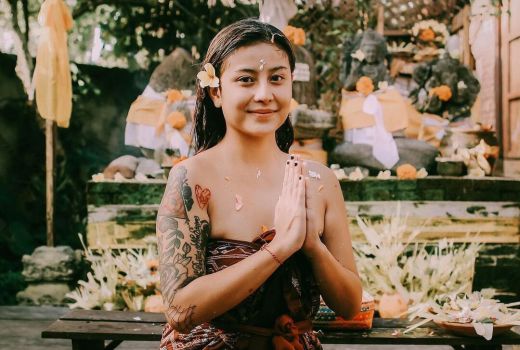 Melukat di Bali, Selebgram Awkarin Sentil Netizen Ini - GenPI.co BALI