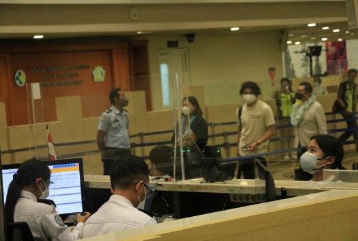 Bule Penulis Wisman Berjubel di Bandara Ngurah Rai Kena Karma - GenPI.co BALI