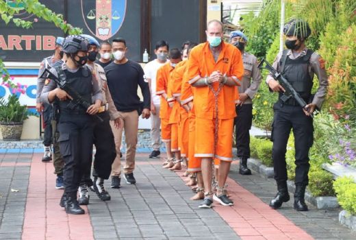 Kawanan Bule Ini Diborgol Kaki & Tangan, Kejahatan di Bali Fatal - GenPI.co BALI