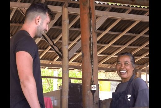 Bali Viral! Ibu-ibu Lokal Bantu Bule Sakit, Endingnya? - GenPI.co BALI