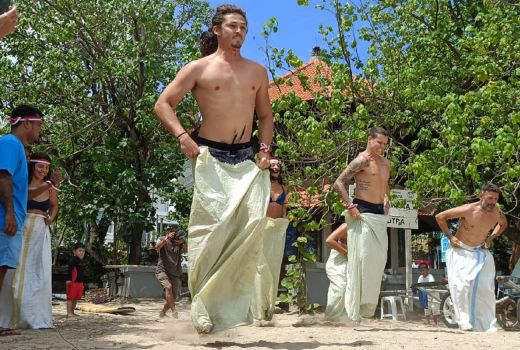 Wow! Aksi Seru Bule Semarakkan Kemerdekaan RI di Pantai Kuta - GenPI.co BALI