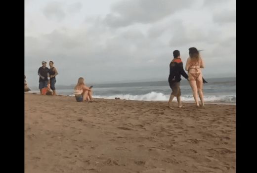 Bali Viral! Cewek Bule Ngamuk, Pria Mesum Gigit Jari di Pantai - GenPI.co BALI