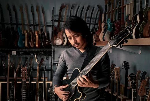 Profil Musisi Dewa Budjana, Gitaris Gigi Asli Bali - GenPI.co BALI