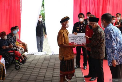 Bagikan Bansos Rp 7 M, Wapres Amin Minta Doa Semeton Bali - GenPI.co BALI