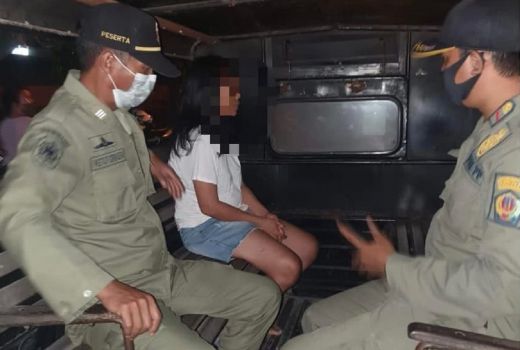 Menggila & Resahkan Warga Denpasar, Ibu-ibu ODGJ Diciduk Satpol PP - GenPI.co BALI