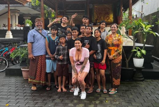 Panen Hujatan Imbas Busana di Bali, Bule Australia Sebut Ini - GenPI.co BALI