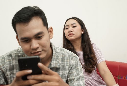 Lima Tanda Pasangan sedang Berfantasi tentang Wanita Lain - GenPI.co BALI