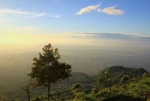 Keindahan dan Legenda Sumur Keramat di Puncak Gunung Karang - GenPI.co BANTEN