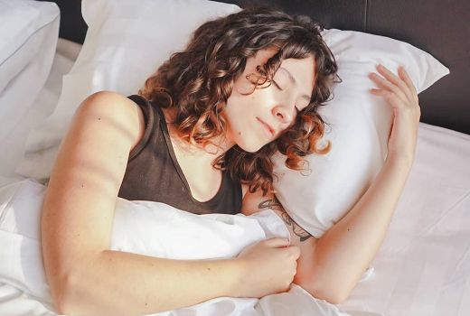 Ternyata Tidur Tanpa Bantal Menyehatkan, Nih Manfaatnya - GenPI.co BANTEN