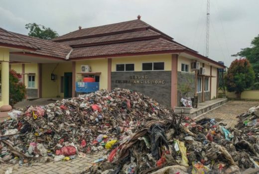 Waduh, Warga Buang Sampah di Kantor Kecamatan, Ada Apa? - GenPI.co BANTEN