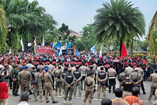 Datangi Kantor Pemkab, Aliansi Buruh Tuntut Kenaikan UMP dan UMK - GenPI.co BANTEN