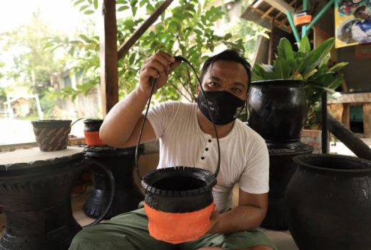 Berkah Ban Bekas, Kampung Pakcoy Berubah Jadi Sentra Kerajinan - GenPI.co BANTEN
