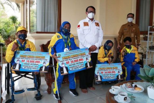 WH Beri Apresiasi dan Uang Pembinaan pada Pemenang Peparnas Papua - GenPI.co BANTEN