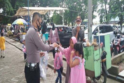 Polsek Kramatwatu Bagikan Masker Kepada Pengunjung Tempat Wisata - GenPI.co BANTEN