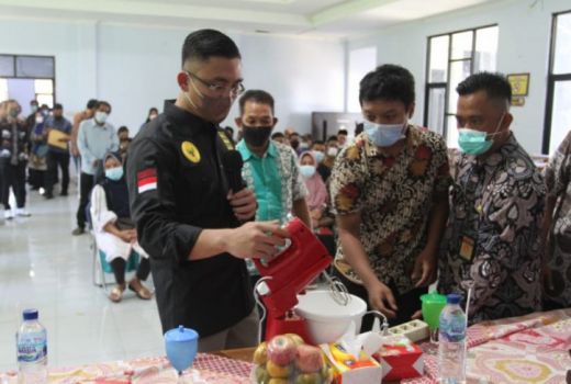 Andika Cek Kualitas Bantuan UEP untuk Masyarakat Pandeglang - GenPI.co BANTEN