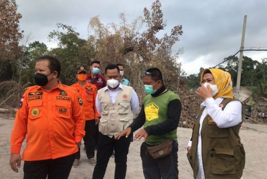 Datang ke Lokasi, Ratu Tatu Sumbang Korban Erupsi Gunung Semeru - GenPI.co BANTEN