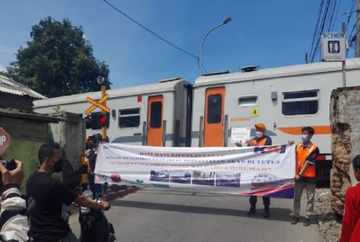 Cara Railfans Sosialisasi Keselamatan di Perlintasan KA Kece Juga - GenPI.co BANTEN