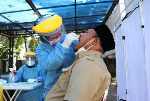 Antisipasi PTM, Dinkes Lakukan Swab 1.300 Guru SMP dan SD - GenPI.co BANTEN
