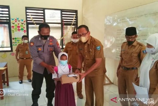 Siswa SDN Ujungtebu 3 Viral, Dindikbud Serang Beri Bantuan Sepatu - GenPI.co BANTEN
